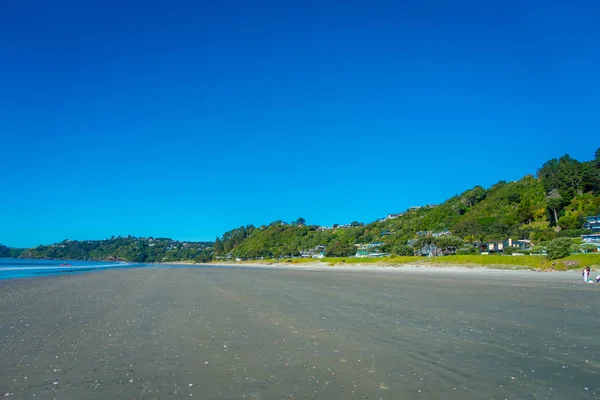 Dark Sand Beach en Waiheke Island, Nueva Zelanda con un hermoso cielo azul en un día soleado — Foto de Stock