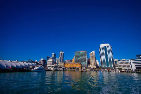 Auckland, Nieuw-Zeeland - 12 mei 2017: prachtig uitzicht op de grootste en dichtstbevolkte stedelijke gebied in het land, met een panoramisch uitzicht in een mooie zonnige dag — Stockfoto