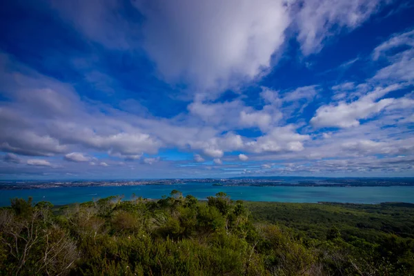 Güneşli bir günde güzel bir mavi gökyüzü ile Kuzey başından Rangitoto Adası'na görüntülemek — Stok fotoğraf