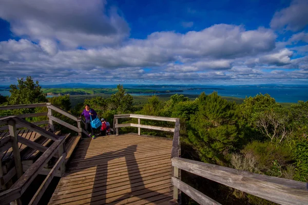 Auckland, Nieuw-Zeeland - 12 mei 2017: niet-geïdentificeerde mensen genieten van het prachtige uitzicht van boven in de bergen in Rangitoto Island lopen in houten paden, Nieuw-Zeeland in een zonnige dag — Stockfoto