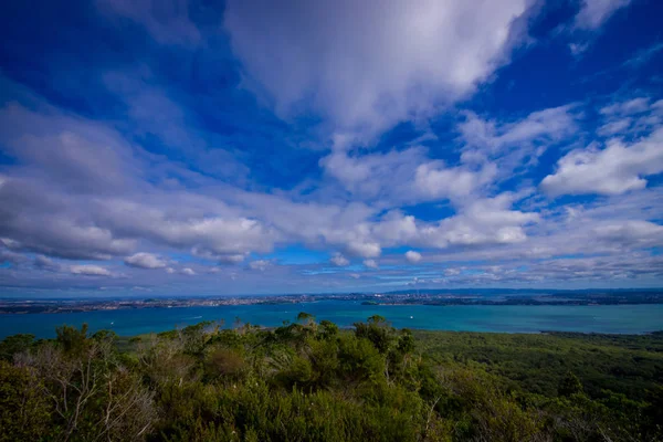 View to Rangitoto Island from North Head in a sunny day with a beautiful blue sky — Stock Photo, Image