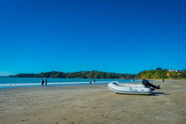 AUCKLAND, NEW ZEALAND- MAY 12, 2017: White Sand Beach on Waiheke Island, New Zealand with a beautiful blue sky in a sunny day — Stock Photo, Image