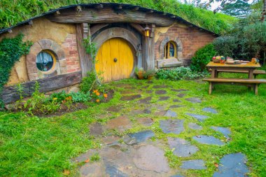 North Island, Yeni Zelanda - 16 Mayıs 2017: Hobbit evle sarı kapı, Hobbitköy film seti, film için yapılan site: Hobbit ve Matamata, Yeni Zelanda Kuzey Adası ringde efendisi