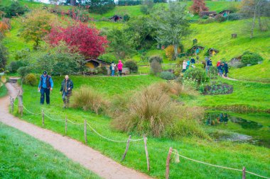 North Island, Yeni Zelanda - 16 Mayıs 2017: kimliği belirsiz kişi, bir iz Hobbitköy içinde yürüyüş Hobbitköy film ayarla, film için yapılan site: Hobbit ve Matamata, yeni Kuzey Adası ringde efendisi