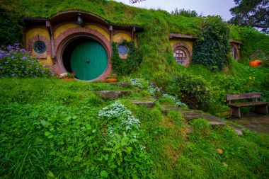 North Island, Yeni Zelanda - 16 Mayıs 2017: Çıkmazı, Hobbitköy, ünlü film anahtar karakter ev ön kapı. Hobbitköy film Yüzüklerin Efendisi için oluşturulan kurgusal köyüdür