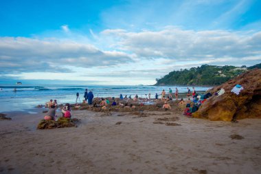 North Island, Yeni Zelanda - 16 Mayıs 2017: turist kendi Kaplıcalar sıcak su Beach, Coromandel kazma. 130.000 yıllık ziyaretçi bu Waikato bölgedeki en popüler konumlar biri olun