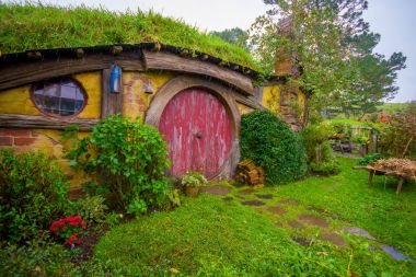 North Island, Yeni Zelanda - 16 Mayıs 2017: Hobbit ev kırmızı kapı, Hobbitköy film seti, film için yapılan site: Hobbit ve Matamata, Yeni Zelanda Kuzey Adası ringde efendisi