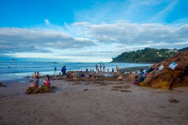 North Island, Yeni Zelanda - 16 Mayıs 2017: turist kendi Kaplıcalar sıcak su Beach, Coromandel kazma. 130.000 yıllık ziyaretçi bu Waikato bölgedeki en popüler konumlar biri olun