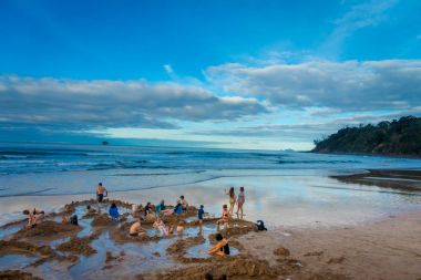 North Island, Yeni Zelanda - 16 Mayıs 2017: turist kendi Kaplıcalar sıcak su Beach, Coromandel kazma. 130.000 yıllık ziyaretçi bu Waikato bölgedeki en popüler konumlar biri olun