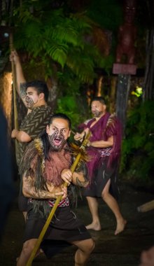 North Island, Yeni Zelanda - 17 Mayıs 2017: geleneksel Maori kültür geleneksel bir dansı yapan Tamaki kültür Köyü, Rotorua, yeni elbise geleneksel olarak yüzüne dövmesi ile çığlık Maori erkek