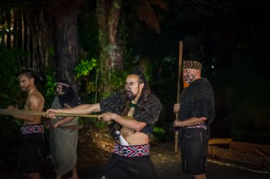 North Island, Yeni Zelanda - 17 Mayıs 2017: Maori erkeklerle bir geleneksel dansı, Tamaki kültür Köyü, Rotorua, Yeni Zelanda Maori kültür, geleneksel elbise geleneksel olarak yüzüne dövmesi
