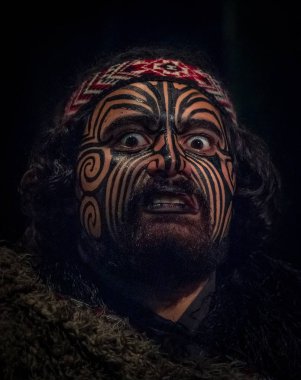 North Island, Yeni Zelanda - 17 Mayıs 2017: portre Tamaki Maori lideri adamla geleneksel kıyafet, Maori kültür, Tamaki kültür Köyü, Rotorua, Yeni Zelanda geleneksel olarak yüzüne dövmesi