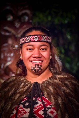 Geleneksel kıyafet, Maori kültür, Tamaki kültür Köyü, Rotorua, Yeni Zelanda geleneksel olarak yüzüne dövmesi olan portre Tamaki Maori adam North Island, Yeni Zelanda - 17 Mayıs 2017: