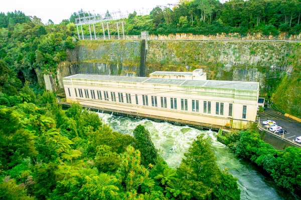 Pembangkit listrik tenaga air di sungai Waikato, Arapuni, Selandia Baru — Stok Foto
