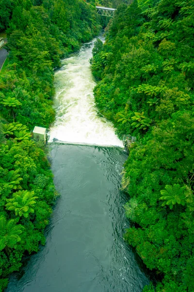 Rio Waikato usado para fazer o trabalho da usina hidrelétrica, Arapuni, Nova Zelândia — Fotografia de Stock