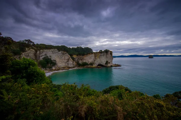 Hermosa vista desde la playa en la catedral Cove reserva marina en la península de Coromandel en Nueva Zelanda — Foto de Stock