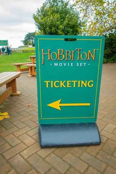 Nordön, Nya Zeeland - 16 maj, 2017: välkomna styrelsen vid entrén till Hobbiton Village på Hobbiton film Set — Stockfoto