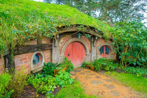 Ilha do Norte, NOVA ZELÂNDIA - 16 de maio de 2017: Casa de hobbit com porta vermelha, set de filmes de hobbiton, site feito para filmes: Hobbit and Lord of the ring em Matamata, ilha norte da Nova Zelândia — Fotografia de Stock