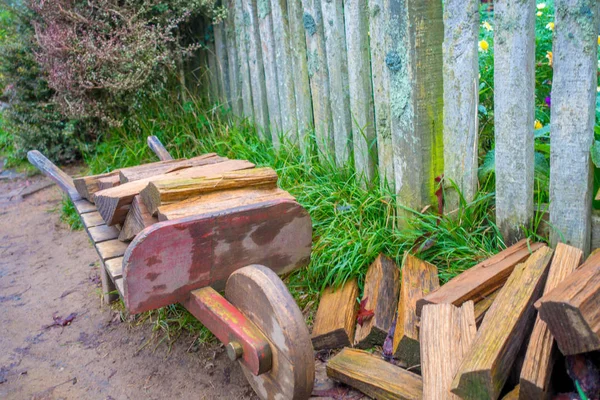 Nordinsel, Neuseeland - 16. Mai 2017: Einzelwagen mit Baumstämmen in einem Hobbiton-Filmset, Website wie für Filme gemacht: Hobbit und Herr des Rings in Matamata, Nordinsel Neuseeland — Stockfoto