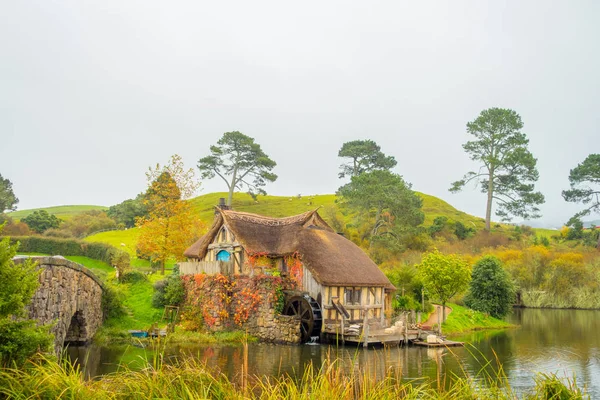 Nordinsel, Neuseeland - 16. Mai 2017: Wassermühle in Hobbiton, Website für Filme: Hobbit und Herr des Rings in Matamata, Nordinsel Neuseeland — Stockfoto