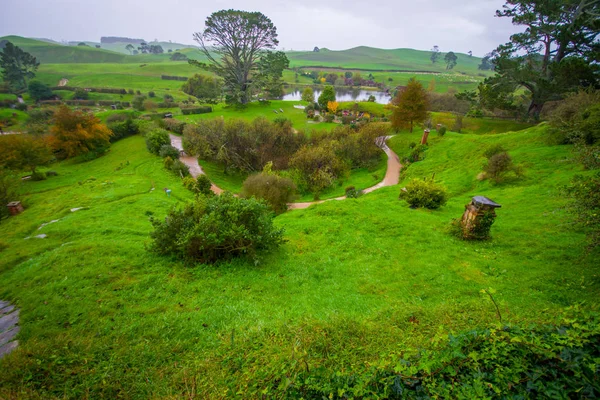 Noord eiland, Nieuw-Zeeland - 16 mei 2017: Trail in Hobbitstee Hobbitstee filmset, site gemaakt voor films: Hobbit en Lord of de ring in Matamata, Noordereiland van Nieuw-Zeeland — Stockfoto