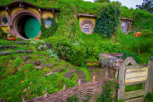 Ilha do Norte, NOVA ZELÂNDIA - 16 de maio de 2017: O portão da frente do Bag End, Hobbiton, a casa do personagem-chave no famoso filme. Hobbiton é a aldeia fictícia criada para o filme O Senhor dos Anéis — Fotografia de Stock