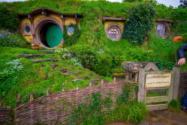 North Island, Új-Zéland - 2017. május 16.: A bejárati kapu Hobbitfalva, Hobbiton, a haza, a fő karakter, a híres film. Hobbiton az a film, a gyűrűk ura kitalált angol falu — Stock Fotó