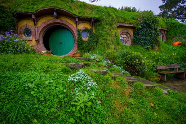 Ilha do Norte, NOVA ZELÂNDIA - 16 de maio de 2017: O portão da frente do Bag End, Hobbiton, a casa do personagem-chave no famoso filme. Hobbiton é a aldeia fictícia criada para o filme O Senhor dos Anéis — Fotografia de Stock