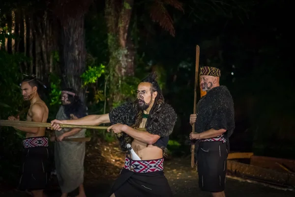 伝統的な踊り、玉木文化村、ロトルア、ニュージーランド マオリ文化で伝統的な衣装で伝統的刺青顔の北の島、ニュージーランド-2017 年 5 月 17 日: マオリ男性 — ストック写真
