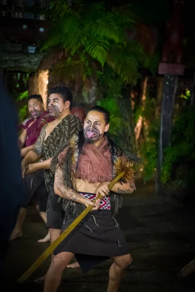 北の島, ニュージーランド-2017 年 5 月 17 日: マオリ人玉木文化村、ロトルア、新しい伝統舞踊を行ってマオリ文化で伝統的な衣装で伝統的刺青顔で悲鳴を上げる — ストック写真