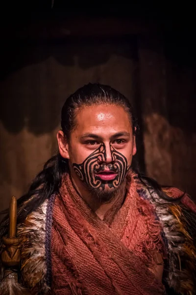 NORTH ISLAND, NEW ZEALAND - MAY 17, 2017: Close up of a Maori man with traditionally tatooed face and in traditional dress at Maori Culture, Tamaki Cultural Village, Rotorua, New Zealand — стоковое фото