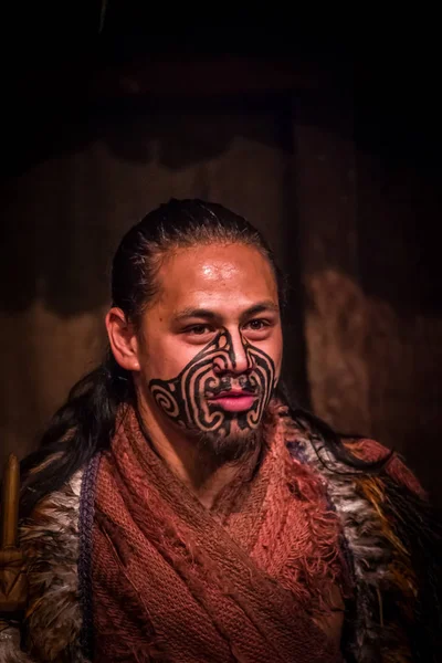 NORTH ISLAND, NEW ZEALAND - MAY 17, 2017: Close up of a Maori man with traditionally tatooed face and in traditional dress at Maori Culture, Tamaki Cultural Village, Rotorua, New Zealand — стоковое фото