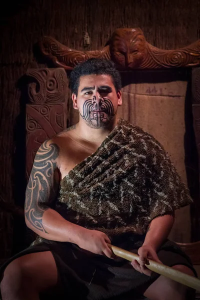 NORTH ISLAND, NEW ZEALAND - MAY 17, 2017: Close up of a Maori leader man with traditionally tatooed face in traditional dress at Maori Culture, Tamaki Cultural Village, Rotorua, New Zealand — стоковое фото