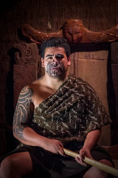 ISLA DEL NORTE, NUEVA ZELANDA - 17 DE MAYO DE 2017: Primer plano de un líder maorí con rostro tradicionalmente tatuado en traje tradicional en la cultura maorí, Tamaki Cultural Village, Rotorua, Nueva Zelanda — Foto de Stock