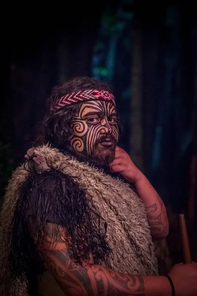 NORTH ISLAND, NEW ZEALAND - MAY 17, 2017: Close up of a Tamaki Maori leader man with traditionally tatooed face in traditional dress at Maori Culture, Tamaki Cultural Village, Rotorua, New Zealand — стоковое фото