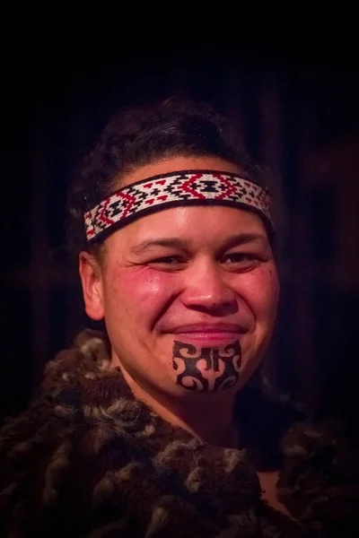 NORTH ISLAND, NEW ZEALAND - MAY 17, 2017: Portrait of Tamaki Maori man with traditionally tatooed face in traditional dress at Maori Culture, Tamaki Cultural Village, Rotorua, New Zealand — стоковое фото