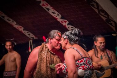 North Island, Yeni Zelanda - 17 Mayıs 2017: geleneksel Maori kültür, Tamaki kültür Köyü, Yeni Zelanda, geleneksel kıyafet dövmesi yüzüne dans Tamaki Maori Çift