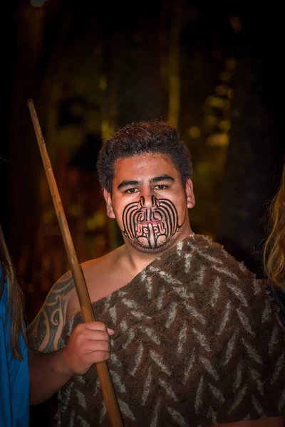 ISLA DEL NORTE, NUEVA ZELANDA - 17 DE MAYO DE 2017: Primer plano de un líder maorí con rostro tradicionalmente tatuado y vestido tradicional en la cultura maorí, Tamaki Cultural Village, Rotorua, Nueva Zelanda — Foto de Stock