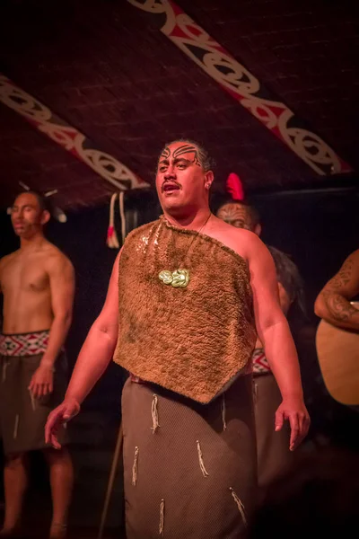 ISOLA DEL NORD, NUOVA ZELANDA - 17 MAGGIO 2017: Primo piano di un uomo Tamaki Maori con volto tradizionalmente tatuato in abiti tradizionali alla Cultura Maori, con un collage tradizionale intorno alla testa a Tamaki — Foto Stock