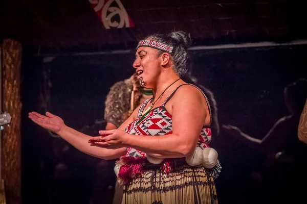 北岛，新西兰-2017 年 5 月 17 日： 关闭玉木毛利人女人穿着传统服饰在玉木文化村，罗托鲁阿毛利族文化村与传统刺青脸的 — 图库照片