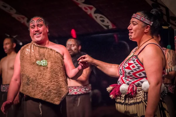 ISLA DEL NORTE, NUEVA ZELANDA - 17 DE MAYO DE 2017: Pareja maorí Tamaki con rostro tradicionalmente tatuado en traje tradicional en la cultura maorí, Tamaki Cultural Village, en Nueva Zelanda — Foto de Stock