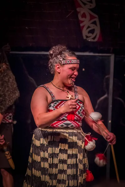 北岛，新西兰-2017 年 5 月 17 日： 近距离拍摄穿着传统服饰在玉木文化村的毛利族文化村与传统刺青脸上的微笑 Tamaki 毛利人妇女 — 图库照片