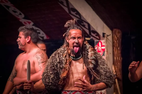 北岛，新西兰-2017 年 5 月 17 日： Tamaki 毛利男子之一伸出舌头与传统刺青脸和身穿传统服装在毛利人文化、 玉木文化村、 罗托鲁阿，新 — 图库照片