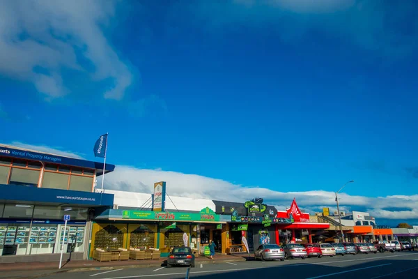 Wyspa Północna, Nowa Zelandia - 18 maja 2017: Taupo jest miasto na brzegu jeziora Taupo w centrum Nowej Zelandii. Niektóre samochody zaparkowane — Zdjęcie stockowe