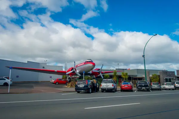 Nordinsel, Neuseeland - 18. Mai 2017: Taupo ist eine Stadt am Ufer des Taupo-Sees im Zentrum der Nordinsel Neuseeland. einige Autos, die vor einem Geschäft geparkt sind — Stockfoto