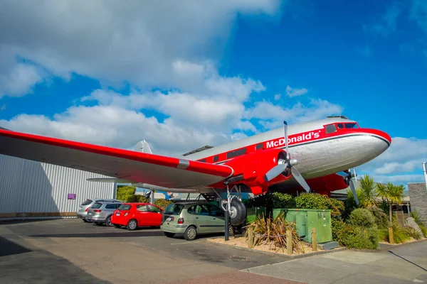 NORTH ISLAND, NEW ZEALAND- MAY 18, 2017: Amazing DC3 plane as part of the McDonalds which is located at Taupo,New Zealand.T, and it is 10 coolest McDonalds around the world list — Stock Photo, Image