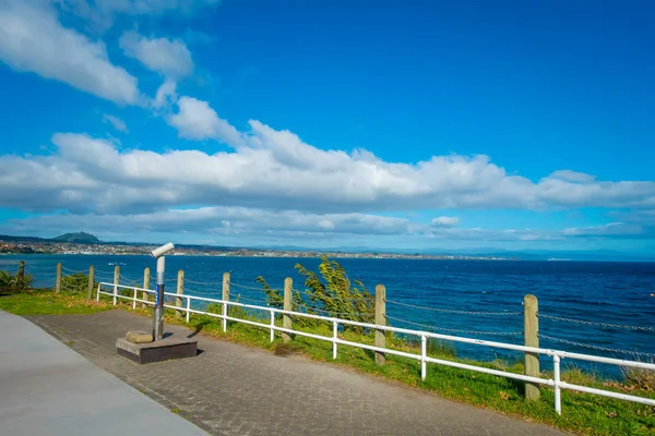 Nordön, Nya Zeeland - 18 maj 2017: vacker utsikt över kajen och härlig utsikt över Lake Taupo med berg en stad i bakgrunden på våren, Nordön i Nya Zeeland med vacker blå himmel — Stockfoto