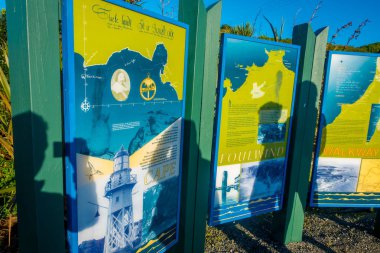 South Island, Yeni Zelanda - 23 Mayıs 2017: bilgilendirici bir iz South Island Yeni Zelanda'da bulunan cape foulwind geçit