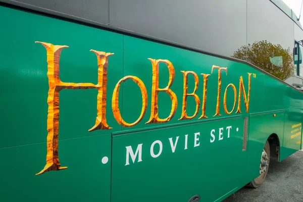 Nordön, Nya Zeeland - 16 maj, 2017: en full buss turister med en logotyp av berömda film, vid entrén till Hobbiton Village på Hobbiton film Set — Stockfoto