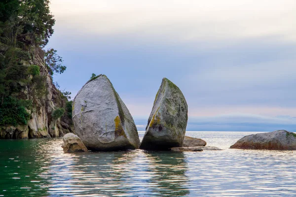 Beautiful split Apple Rock in Abel Tasman National Park, located in South Island in New Zealand — Stock Photo, Image